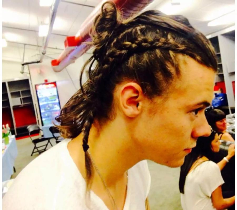 Harry Styles wurde bei seinem Man Bun kreativ.