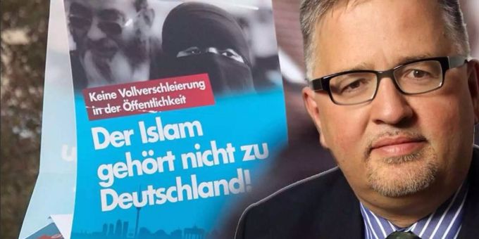 Arthur Wagners Entscheid steht kontrovers zum Slogan der AfD. Arthur Wagners Entscheid steht kontrovers zum Slogan der AfD.