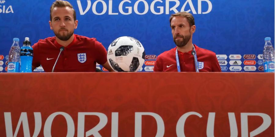 Kapitän Harry Kane (l.) und Cheftrainer Gareth Southgate vor dem Spiel.