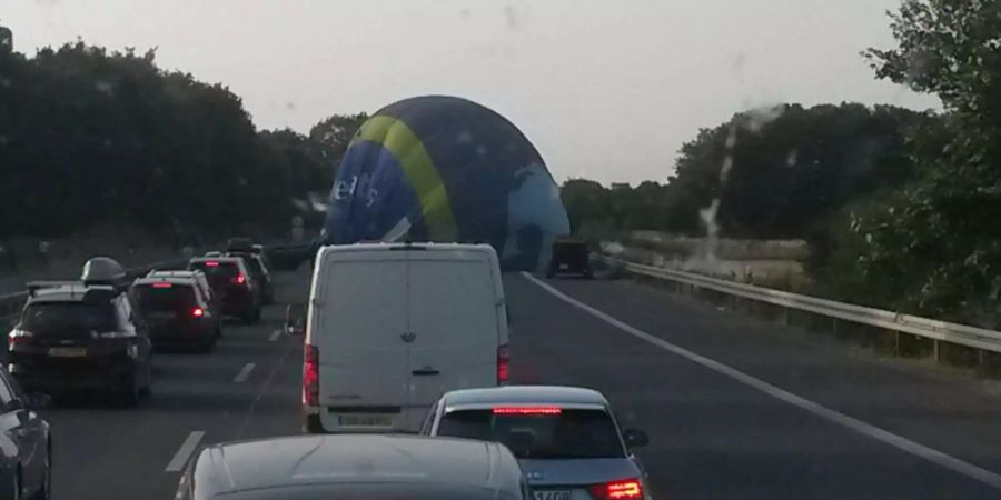 Ein Ballon musste in Deutschland auf einer Autobahn notlanden. Niemand wurde verletzt.