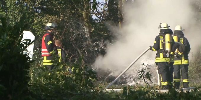 Feuerwehrleute arbeiten an der Absturzstelle eines Ultraleichtfliegers in Melle (D). Feuerwehrleute arbeiten an der Absturzstelle eines Ultraleichtfliegers in Melle (D).