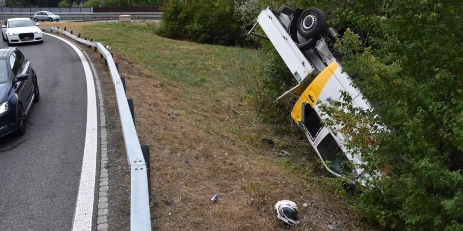 In Uznach SG kippte ein Lieferwagen mit vier Insassen um.