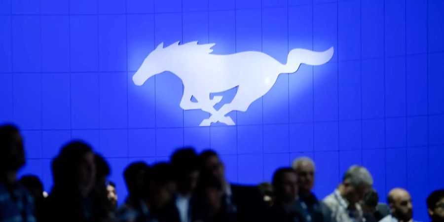 Das Mustang-Logo lässt die Herzen von US-Car-Fans seit Jahren höherschlagen. Im Bild: Gäste an der Jubiläumsfeier 2013.