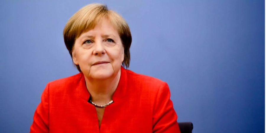 Bundeskanzlerin Angela Merkel wartet in Berlin auf den Beginn einer Pressekonferenz.