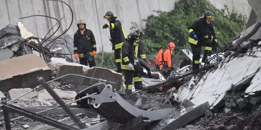 Ein mindestens 110 Meter langes Teilstück der Brücke ist am Dienstagmittag eingestürzt.