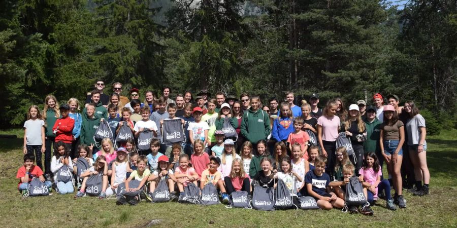 Gruppenfoto: Alle 76 Lagerteilnehmer zusammen auf einem Foto.