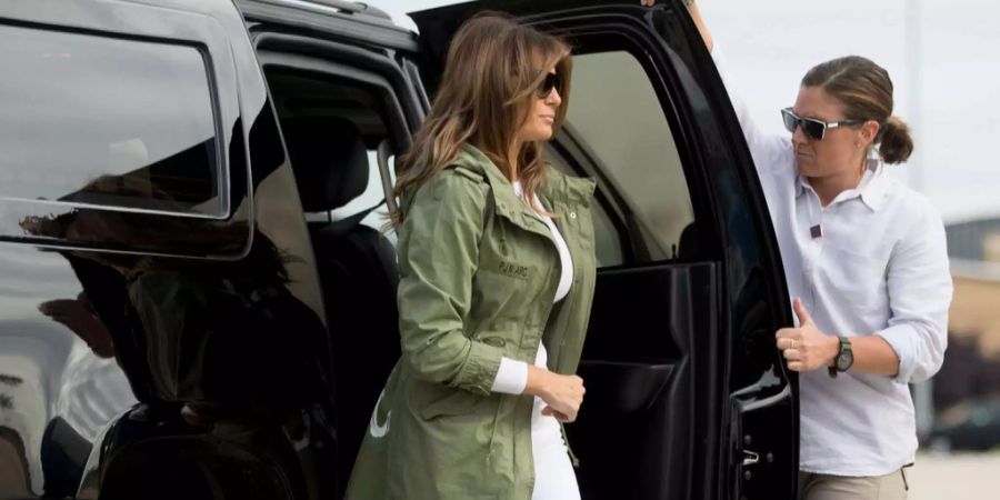 Melania Trump trug bei 28 Grad eine Jacke. Doch zu reden gab die Rückseite des Kleidungsstücks.