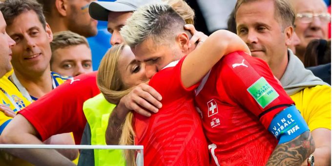 Lara Gut tröstet Valon Behrami nach dem WM-Aus mit Küssen. Lara Gut tröstet Valon Behrami nach dem WM-Aus mit Küssen.
