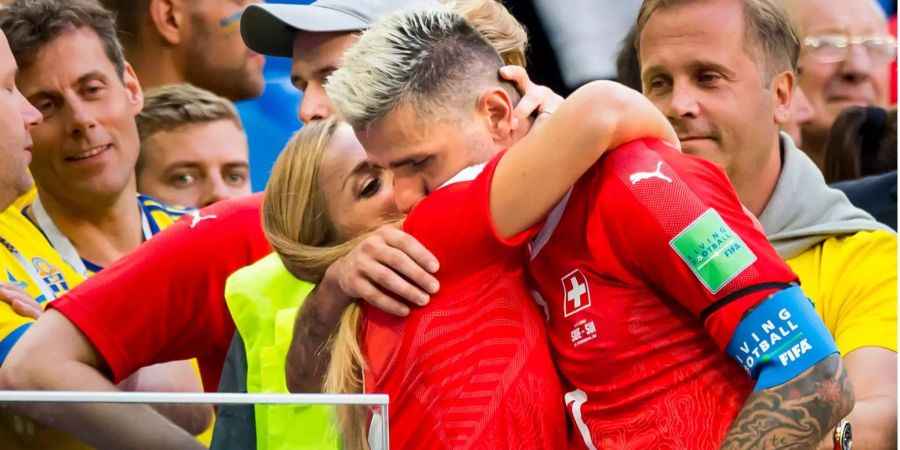 Lara Gut tröstet Valon Behrami nach dem WM-Aus mit Küssen.