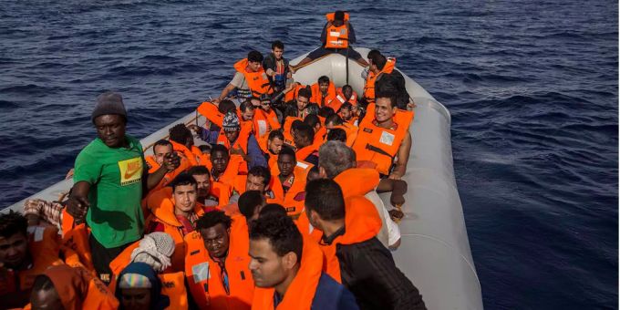 Vor der italienischen Küste brauchen Flüchtlingsboote laut Matteo Salvini nicht mehr anlegen zu wollen. Vor der italienischen Küste brauchen Flüchtlingsboote laut Matteo Salvini nicht mehr anlegen zu wollen.