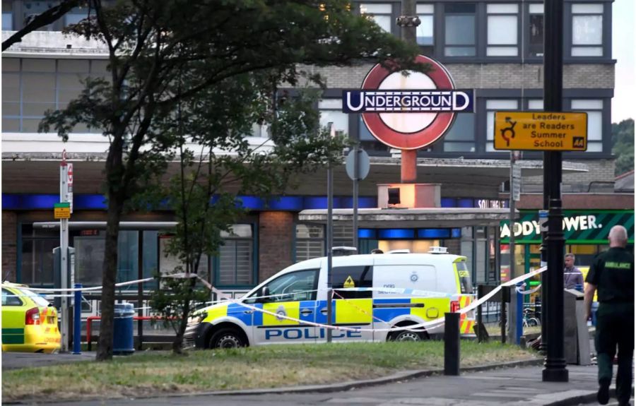 Die Polizei sperrt die Station Southgate im Norden Londons ab.