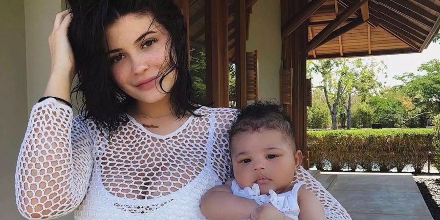 Auf solche Bilder müssen Fans nun verzichten: Kylie Jenner will das Gesicht von Töchterchen Stormi nicht mehr (gratis) zeigen.