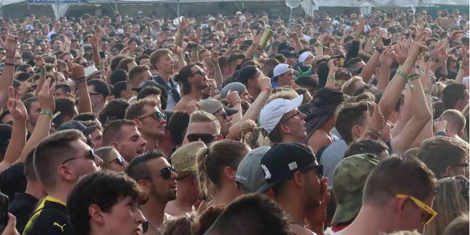 Grosse Konzerte sind weiterhin nicht erlaubt. Konzert Coronavirus