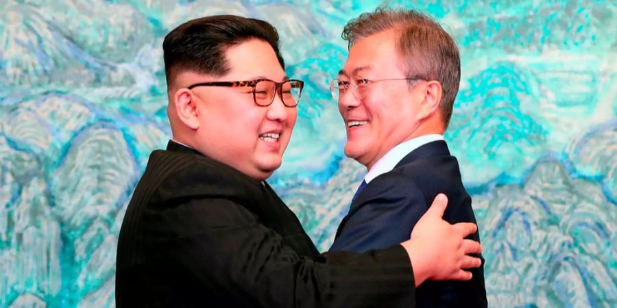 Der nordkoreanische Machthaber Kim Jong Un und der südkoreanische Präsident Moon Jae-In umarmen sich bei einem Treffen Ende April 2018.