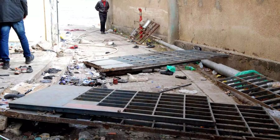 Schuhe und umgestürzte Tore liegen am Eingang des Fussballstadions am Tag nach den Krawallen, bei denen Fans des Heimat-Vereins Al-Masri brutal gegen Anhänger des Kairoer Clubs Al-Ahli vorgingen.