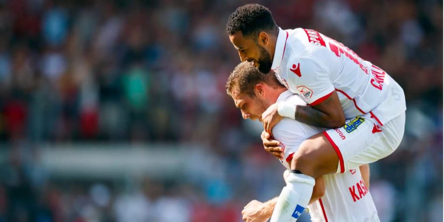 Pajtim Kasami und Carlitos (oben) bejubeln einen Treffer im Spiel gegen Xamax.