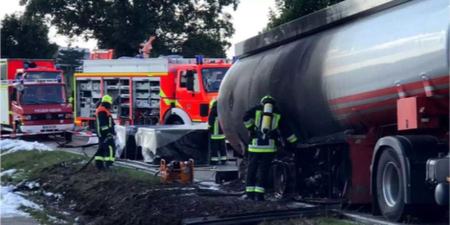 Feuerwehrmänner, die einen brennenden Tanklastzug löschen. (Symbolbild)