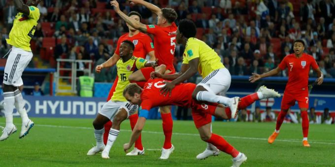 Nach diesem Foul des Kolumbianers Carlos Sanchez geht Harry Kane zu Boden. Es kommt zum Elfmeter, England geht mit 1:0 in Führung. Nach diesem Foul des Kolumbianers Carlos Sanchez geht Harry Kane zu Boden. Es kommt zum Elfmeter, England geht mit 1:0 in Führung.