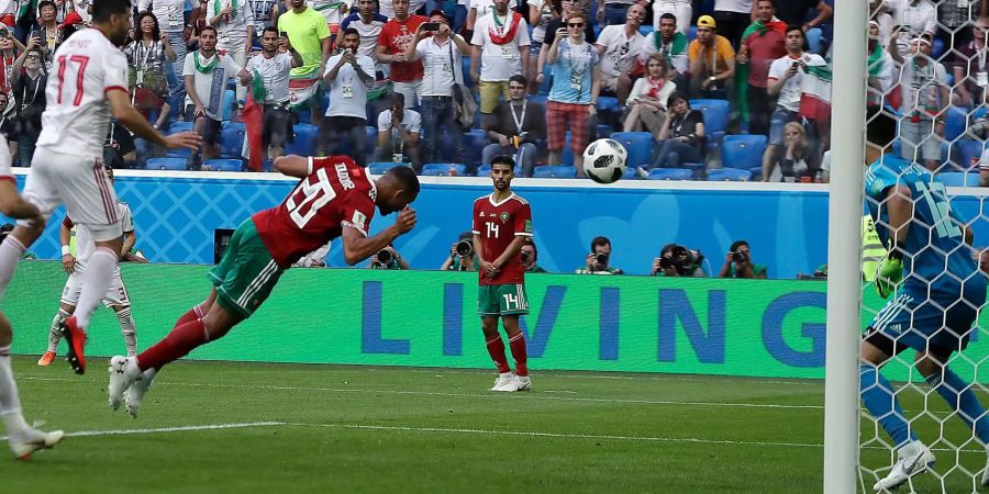 Aziz Bouhaddouz nickt ein – nur ins falsche Tor! Der marokkanische Stürmer beschert den Iranern in der 95. Minute den Sieg.