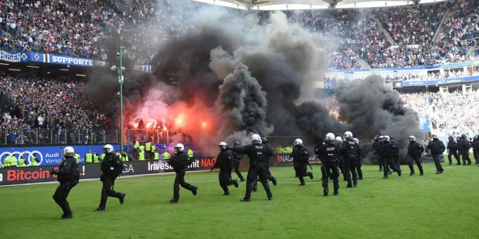 Pyrotechnik wird immer wieder illegal in Stadien gezündet und sorgt für Chaos. (Symbolbild) pyro stadion