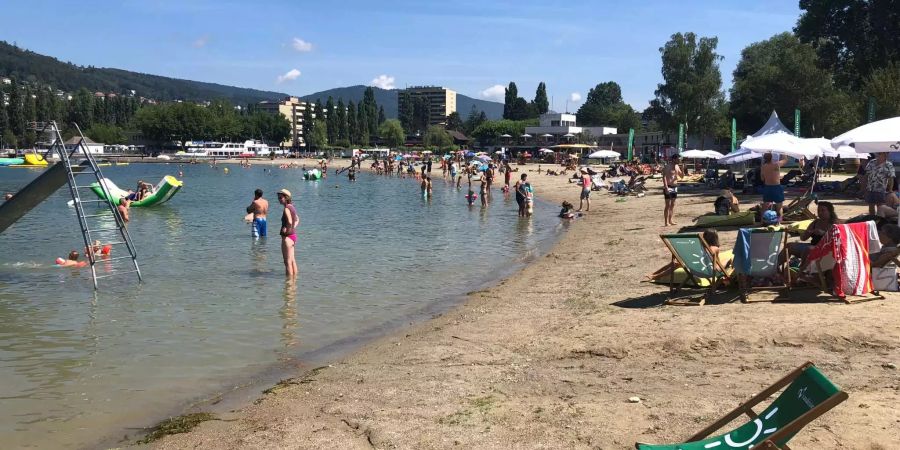 Die Menschen kühlen sich am Lakelive-Festival in der Bieler Seebucht ab.