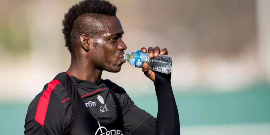 Mario Balotelli trinkt von einer Flasche im Training von Nizza.