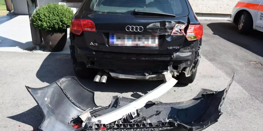 In Altstätten SG beschädigt ein alkoholisierter Fahrer beim Ausparkieren ein weiteres, parkiertes Auto.