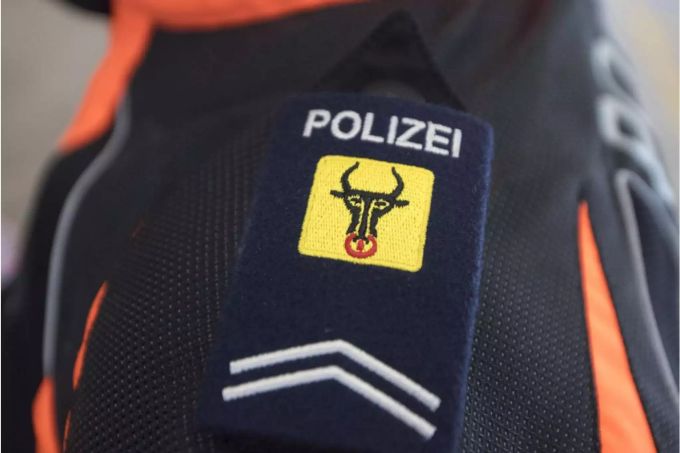 Schulter eines Polizisten der Kantonspolizei Uri. Schulter eines Polizisten der Kantonspolizei Uri.