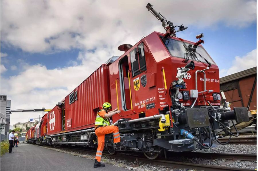 Feuerwehrmann besteigt Löschzug für Bahnübung in Genf im Mai 2018 - Keystone