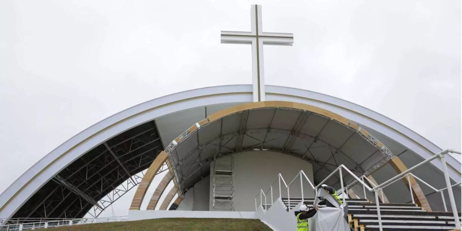 Arbeiter sind bei der Vorbereitungen für den Bau der Bühne im Phoenix Park zu sehen, wo Papst Franziskus am 26. August, die Abschlussmesse des Internationales Weltfamilientreffen der Katholischen Kirche 2018 halten wird.