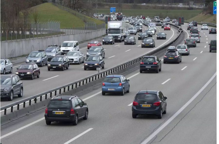 Autobahn mit Autos und Lastwagen darauf - Keystone