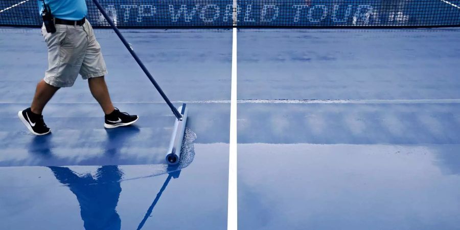 Helfer trocknen vor einem Spiel den Platz am ATP-Turnier in Cincinnati (USA).