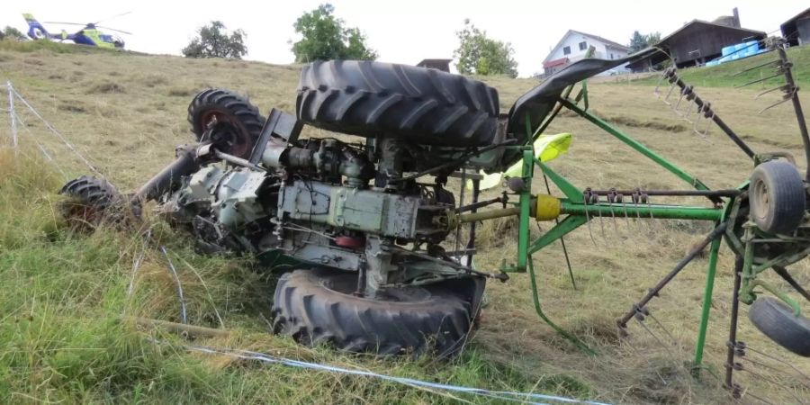 Der Traktor geriet wahrscheinlich wegen der Trockenheit von Heu und Boden ins Rutschen.