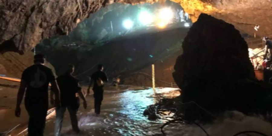 Rettungstaucher holten alle Eingeschlossenen unversehrt aus der Höhle.