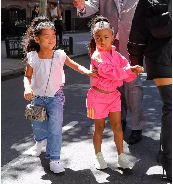 Ein Kind, das aussieht wie eine Erwachsene: North West (r.), die Tochter von Kim Kardashian und Kanye West mit einem (ebenso gestylten) Gspänli. kim kardashian