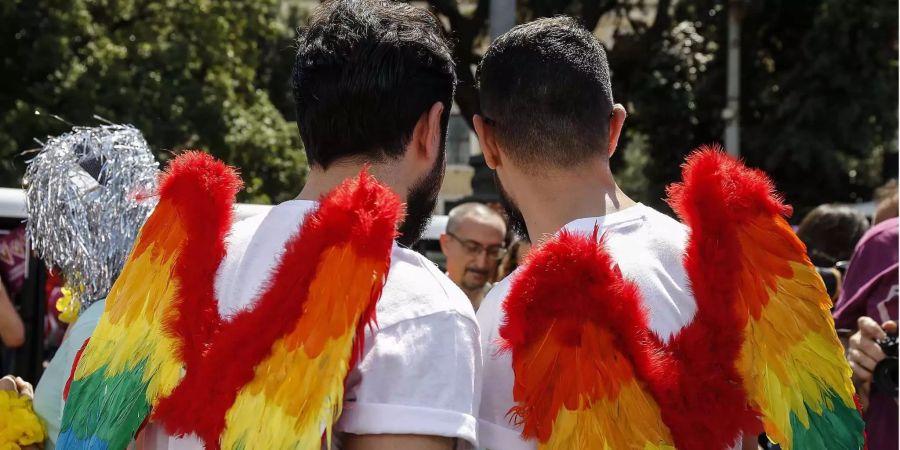 Zwei italienische Pride-Engel.