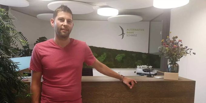 Wegen Affenhitze - In dieser Bank trägt sogar der Chef kurze Hosen