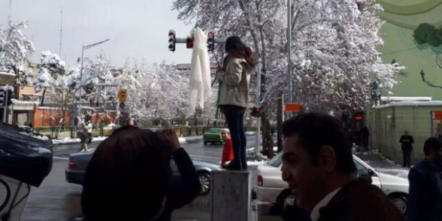 Weitere Proteste von Aktivistinnen gegen das Kopftuch-Gebot im Iran.