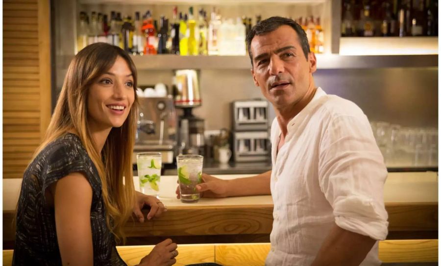 Melanie Winiger steht mit Erol Sander in "Mordkommission Istanbul" vor der Kamera.