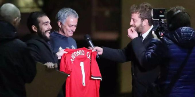 ManU-Trainer José Mourinho wird von italienischen TV-Journalisten reingelegt. ManU-Trainer José Mourinho wird von italienischen TV-Journalisten reingelegt.