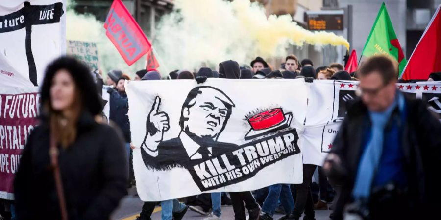 Das «Kill Trump»-Plakat sorgte an einer unbewilligten Anti-WEF-Kundgebung in Bern für Furore.