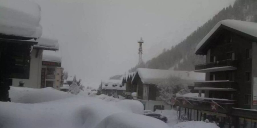 Eine Webcam zeigt die enormen Schneemassen in Zinal.