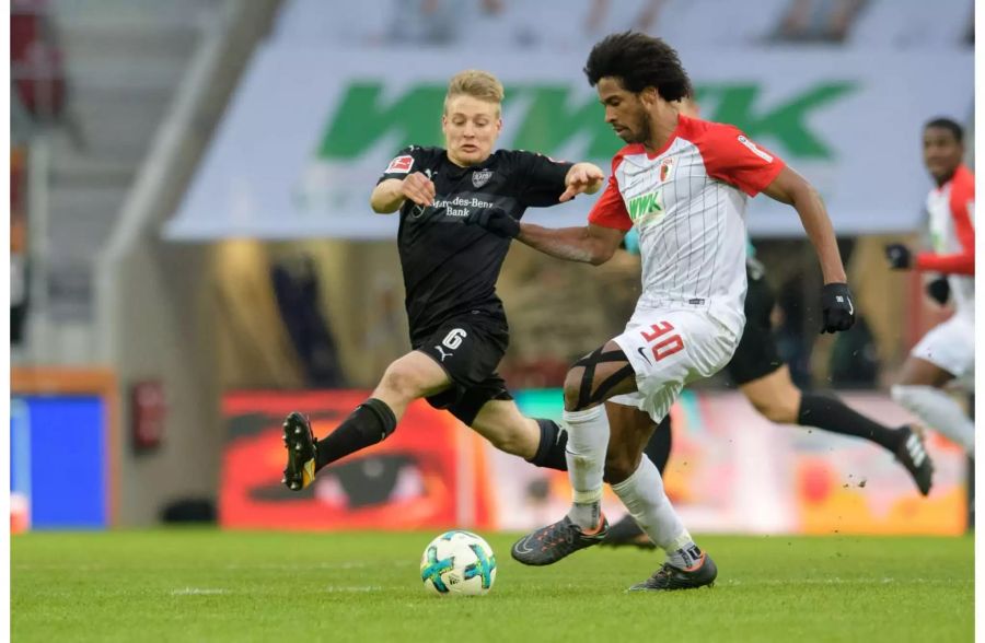 Acht Spiele lang war der FC Augsburg zuvor ungeschlagen – bis der VfB Stuttgart am Sonntagabend zum Gastspiel antritt. Die Stuttgarter feiern dank eines Gomez-Treffers den verdienten 1:0-Auswärtserfolg und den ersten Sieg überhaupt in dieser Saison auf fremdem Terrain. In der Tabelle klettern die Stuttgarter hoch auf den dreizehnten Rang.