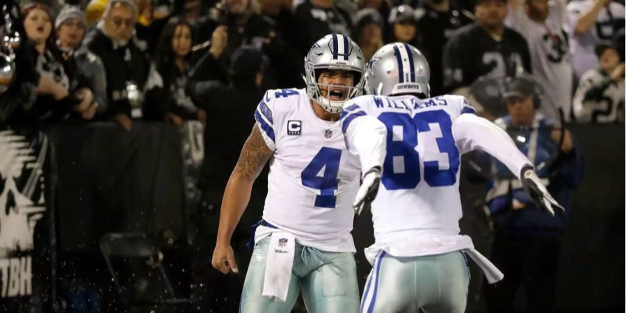 Was für ein verrücktes Spiel in Oakland. Die Dallas Cowboys können sich dank dem 20:17-Erfolg gegen die Raiders weiterhin Playoff-Hoffnungen machen. Fünf Minuten vor Schluss gelingt Dallas das entscheidende Field Goal. Eine halbe Minute vor Schluss erzwingen die Cowboys wenige Zentimeter vor der Endzone einen Fumble und sichern sich damit den Sieg.