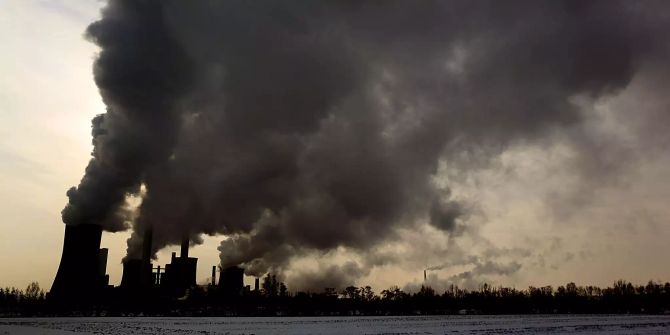 Dampf und Rauch steigen aus dem RWE Braunkohlekraftwerk Niederaussem