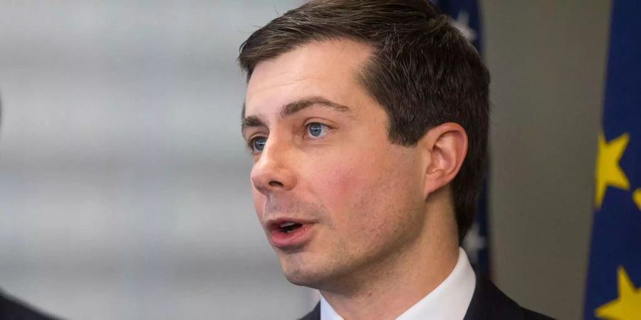 Pete Buttigieg an einer Pressekonferenz.