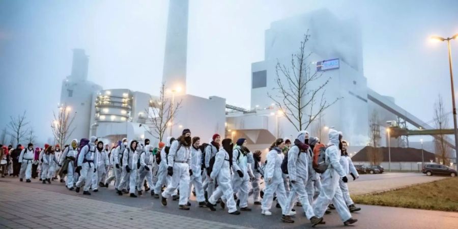 Kohlegegner blockieren Zufahrt zu Kraftwerk in Karlsruhe