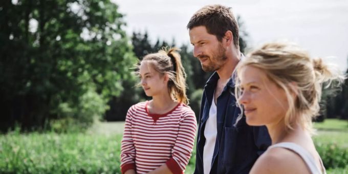 Blicken sie in eine glückliche Zukunft? Galina (Anastasia Schewzowa), Pflegekind aus Tschernobyl, Alex (Pierre Deladonchamps) und Pauline (Mélanie Thierry). Le Vent tourne