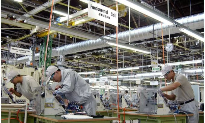 Arbeiter in einer Fabrik von Toyota.