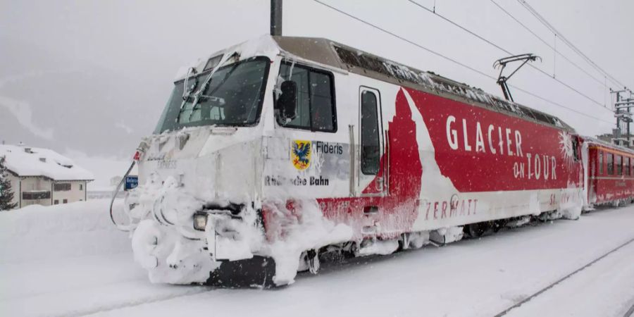 Ein Wagen der Rhätischen Bahn ist voller Schnee.